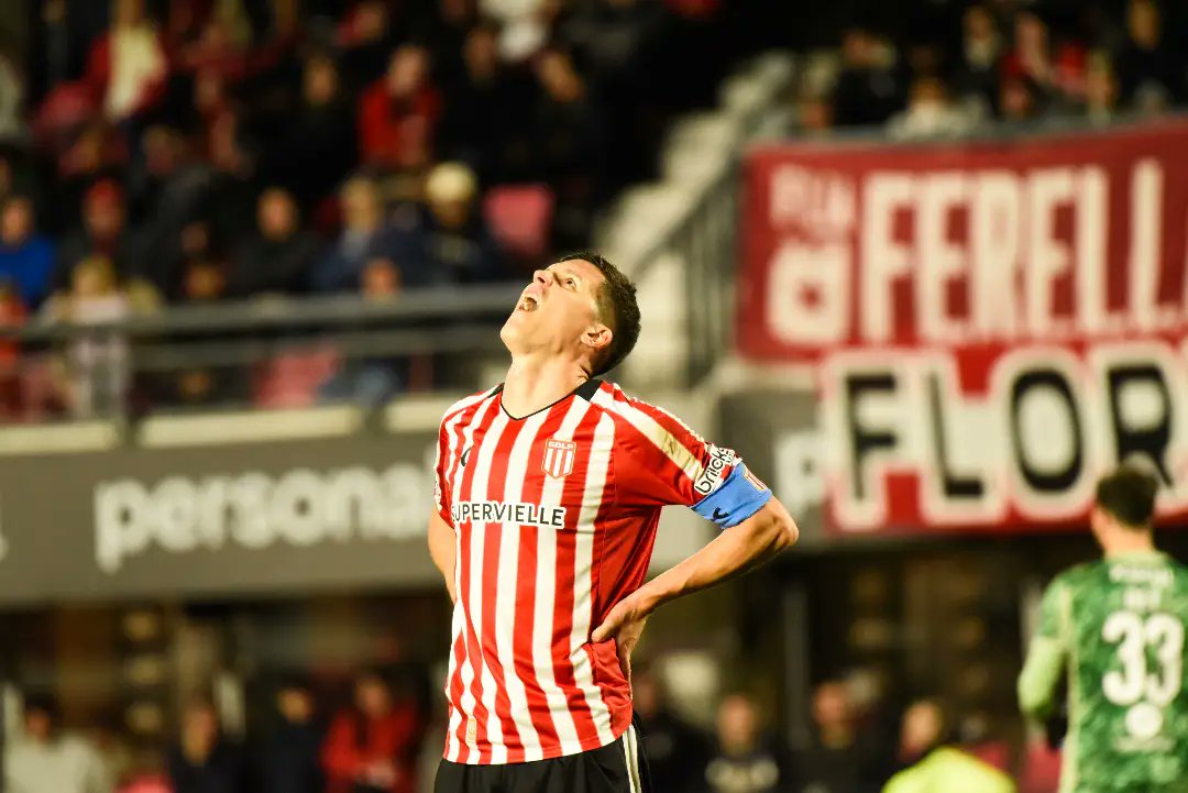 alaurini's tweet photo. ¿Quién le puede decir a Guido Marcelo Carrillo que no se haga cargo de un penal? Capitán, jugador de época, un crack total, pero que no encuentra en la pena máxima una fortaleza. Es un tema a revisar muy personal. https://t.co/rUqpn11A4v