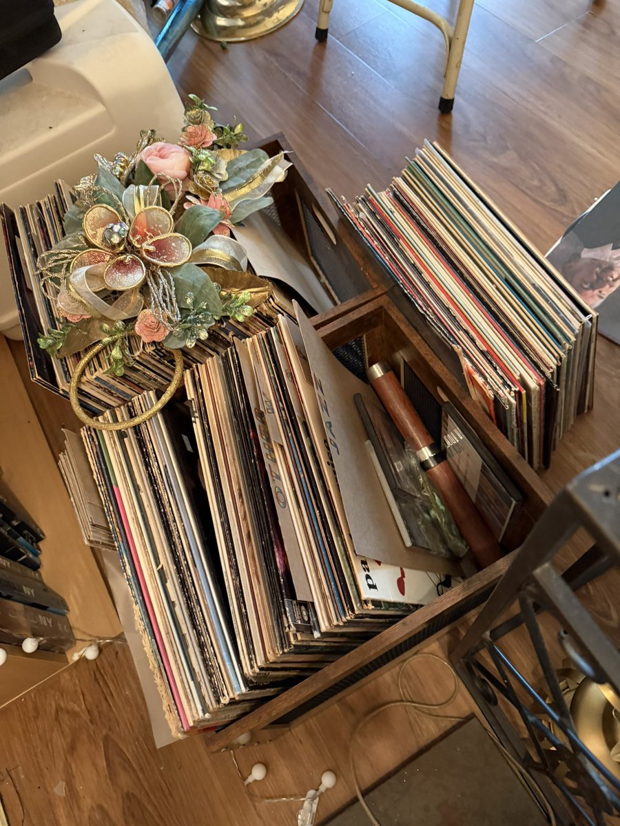 EstateSaleFindr's tweet photo. @IAMJEWELZ @alexmln7522 @127yardsale Oh I know, but unfortunately this one has no books which is so weird to me, but sooo many records we haven’t even had time to look through them https://t.co/B77nYuZ6hH