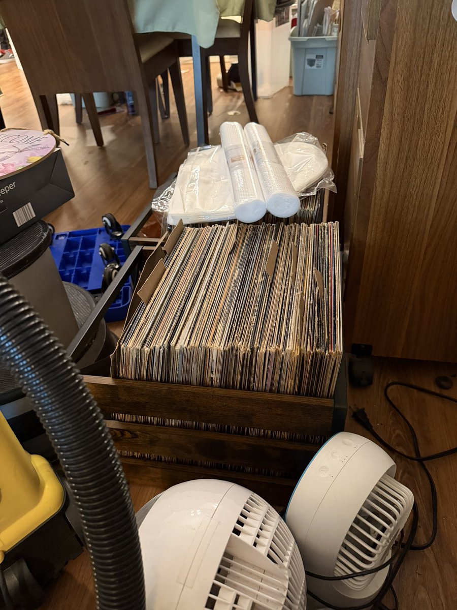EstateSaleFindr's tweet photo. @IAMJEWELZ @alexmln7522 @127yardsale Oh I know, but unfortunately this one has no books which is so weird to me, but sooo many records we haven’t even had time to look through them https://t.co/B77nYuZ6hH