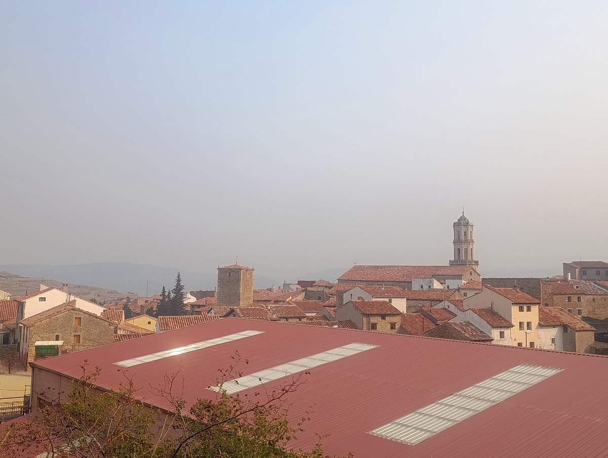 PJ2V's tweet photo. El humo del #IFLaVallDUixó llega a Mosqueruela ( Teruel) mal verano llevamos. 
#bomberosforestales #iiff https://t.co/M33ihdULW4