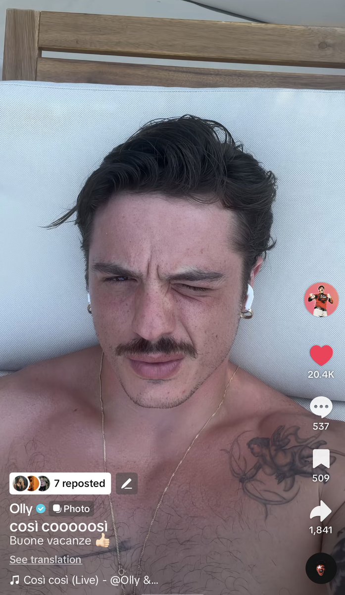 mcuheartx's tweet photo. è la quarantesima volta che ci augura buone vacanze come se gli servisse una scusa per droppare i selfie con la faccia da porco https://t.co/GneGhJnH3F