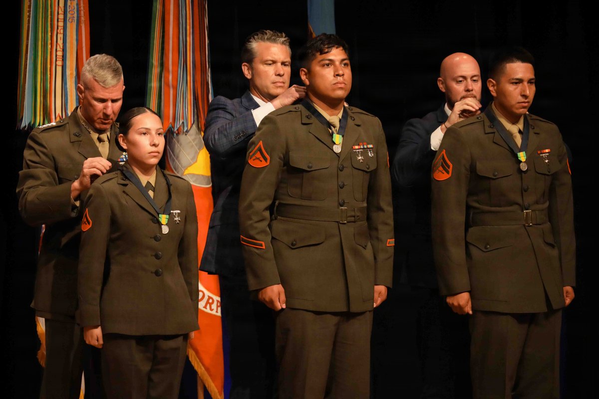 USMC's tweet photo. #Marines were presented the Mexican Border Defense Medal during an award ceremony at the Pentagon, July 27, 2026. 

The Mexican Border Defense Medal was established Aug. 13, 2025, by @SecWar to recognize service members who deployed to the U.S. Southern border in support of @CBP.

#Military #USMC #SouthernBorder