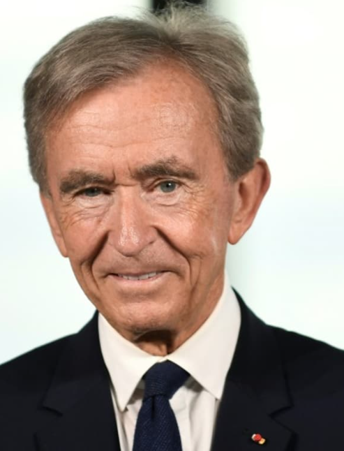 LeaBourseFR's tweet photo. 🚨🇫🇷  LVMH vient de publier ses résultats.

$LVMH bat les attentes sur le bénéfice par action (11,46€ vs 10,78€ attendu).

Le CA est légèrement en dessous mais... l'effet de change négatif de 700 millions explique l'essentiel de l'écart.

En organique, le CA progresse de 2% avec une accélération au Q2.

Montres et joaillerie : +9% organique.
États-Unis : +4%.
Asie hors Japon : +6%.

_

Mais le chiffre le plus important cela reste la marge, qui a battu les attentes (22,5% vs 21,9% attendu).

Pour comprendre la logique, il faut remonter à 2008-2009 : le secteur du luxe s'effondrait.

LVMH perdait 15% de ses ventes.
Hermès, lui, refusait d'augmenter sa production et maintenait ses marges.

Les analystes criaient à l'arrogance... Puis en 2012, Hermès avait doublé sa valorisation boursière = la marque avait augmenté sa "valeur perçue".

La leçon que le secteur devrait retenir : dans le luxe, les marges priment sur les volumes.

LVMH affiche 22,5% de marge opérationnelle et tant pis pour le volume/décroissance du chiffre d'affaires : c'est sans doute la bonne chose à faire.

C'est une vraie stratégie de LT.
