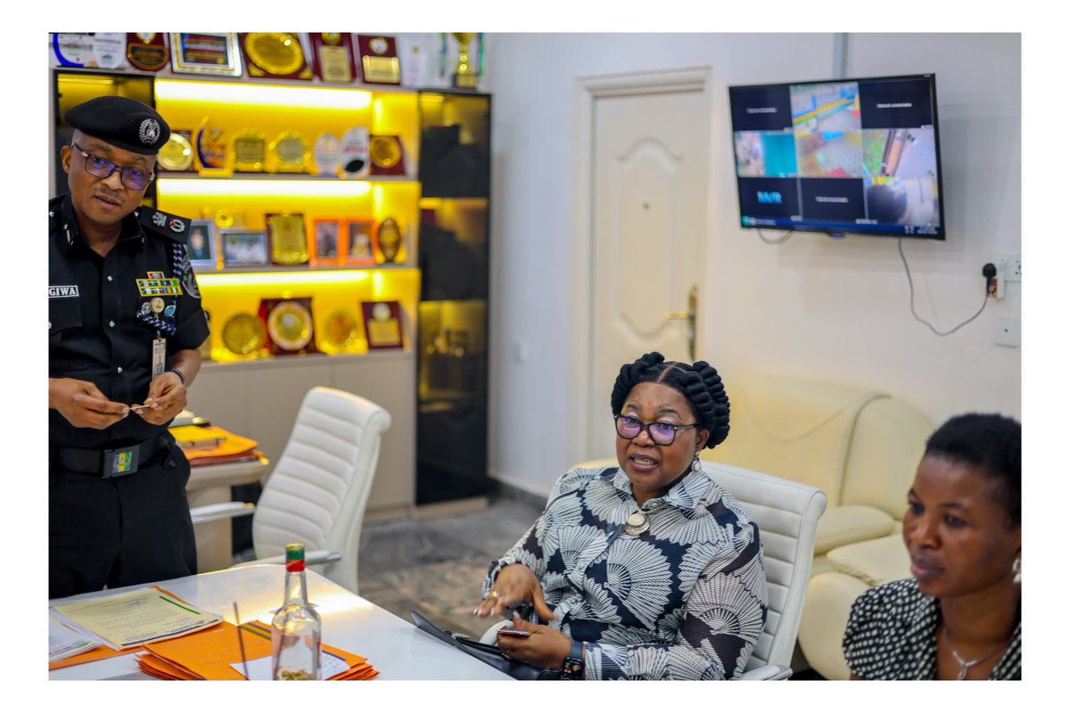 WACOLTamarSARC's tweet photo. A delegation from Women Aid Collective (WACOL), led by our Founding Executive Director, Prof. Joy Ngozi Ezeilo (OON, SAN), paid an advocacy visit to the @Enugu_PoliceNg to address the alarming rise in Gender-Based Violence (GBV) cases in the state.

The team was warmly received by the Commissioner of Police, CP Mamman Bitrus Giwa, who echoed WACOL’s concerns and noted a particularly disturbing increase in cases of child defilement.

The visit marked a significant step in building stronger synergy to end GBV in Enugu State. Both WACOL and the Enugu State Police Command reaffirmed their commitment to deepen collaboration, improve response mechanisms, and ensure timely justice and survivor-centered support for victims.

Together, we are working to build a safer and more just society for women and girls.

#EndGBV #WACOL #EnuguPolice #JusticeForSurvivors
@FordFoundation @UN_Women @ActionAidNG @CanHCNigeria