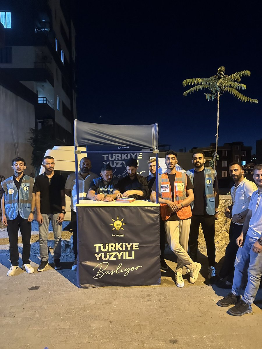 EruhAkGenclik's tweet photo. Eruh AK Gençlik olarak haftalık yönetim kurulu toplantımızı gerçekleştirdik. Ardından kurduğumuz stantta üye çalışmalarımızı yaparak vatandaşlarımızla bir araya geldik.

Durmadan, yorulmadan çalışmaya devam ediyoruz. 🇹🇷 https://t.co/081e7SGiFm