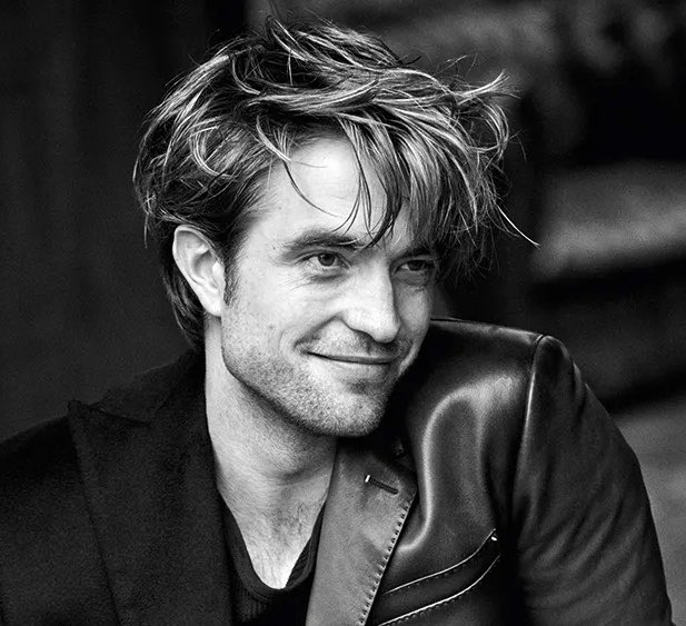 popbuzzz_'s tweet photo. Robert Pattinson is a living work of art https://t.co/iuALfKmBOY