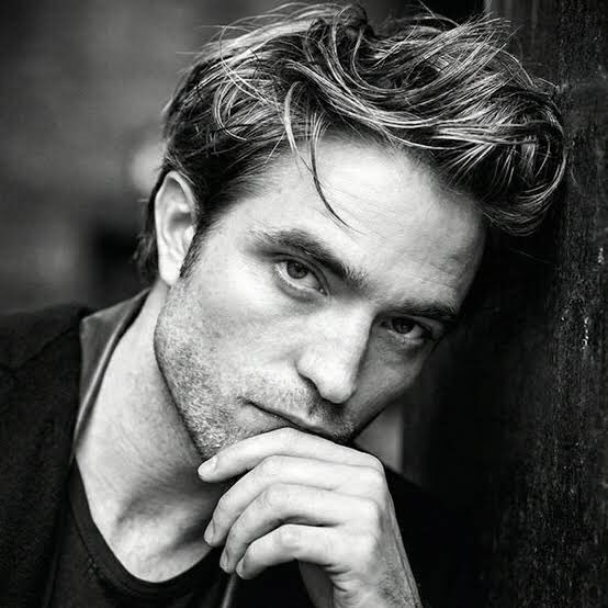 popbuzzz_'s tweet photo. Robert Pattinson is a living work of art https://t.co/iuALfKmBOY