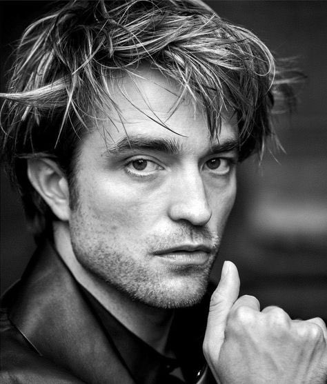 popbuzzz_'s tweet photo. Robert Pattinson is a living work of art https://t.co/iuALfKmBOY
