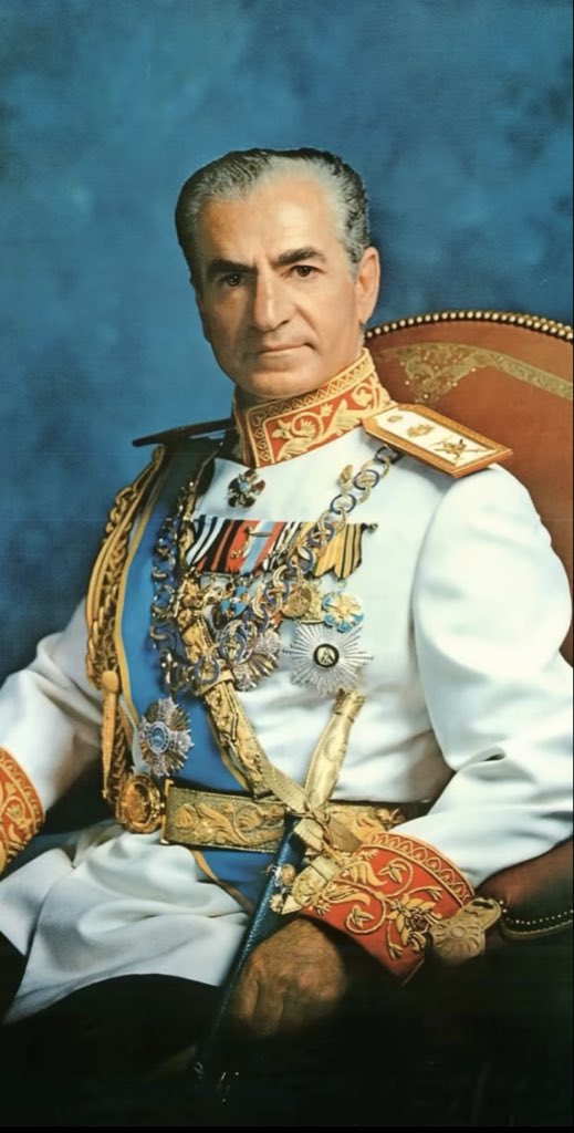 GuyFawks90's tweet photo. پدر ایران نوین، مردی که هیچ وقت نمیتونیم لطفی که بهمون کرد رو جبران کنیم!
یک مرد چقدر میتونه دلش پاک باشه که آهش اینقدر سنگین باشه!
توی افسانه‌های ایرانی اومده که تا زمانی که پیکر شاه از خاک بیرون باشه این خاک نفرین شده میمونه https://t.co/wui5K0DrNr