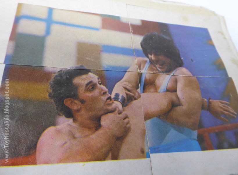 Toynostalgia's tweet photo. Álbum Titanes en el Ring - 1982
"La llave de Atila a Mr. Moto" Puzzle de 4 figus.

#album #figuritas #cromos #figus #fichus #collectablecards #cromy #ultrafigus #panini #titanesenelring #titanes #pressingcatch #catch https://t.co/YrIb59Rj2j