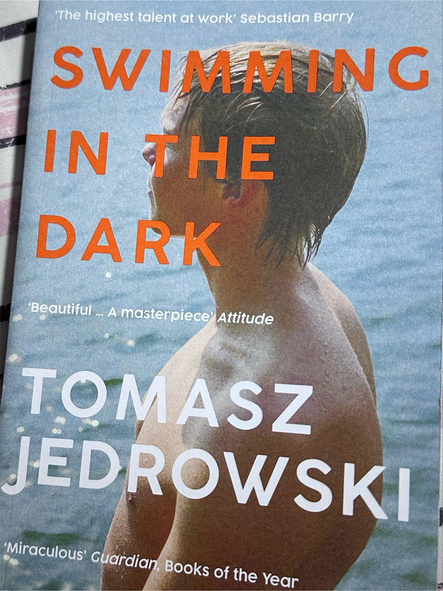 rosyych3rry's tweet photo. พูดเลยว่า swimming in the dark didn’t exceed my expectations at all อ่านแล้วรู้สึกเฉย ๆ ทั้งเรื่องจนถึง 3 หน้าสุดท้าย ชั้นร้องไห้เลย ยิ่งประโยคนี้ คือเปิดก๊อกเลย ชั้นตายได้อะ อธิบายความรู้สึกไม่ถูก แต่เพราะมันรู้ว่าการที่ทั้ง 2 คนจะได้เจอกันแทบจะเป็นไปไม่ได้เลย😭 https://t.co/IIYdMCll3Q