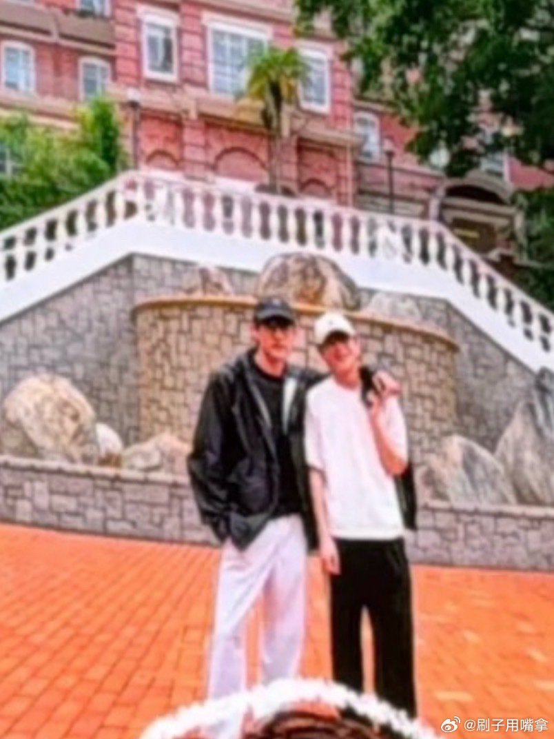 arariikyu's tweet photo. di foto ini, Aylio ketemu temen deket Ayden di Duke University (di dh mbak ini jadi pemeran cameo) dan ternyata mbak ini salah satu profesor madya di University of Hong Kong, makanya kita liat latar belakang aylio foto itu di HKU.

 jadi kapan, kita liat jelasnya?😳 https://t.co/qv5D53pBWE