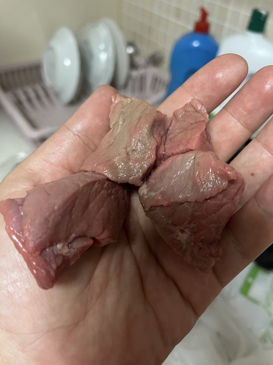 celik_kar's tweet photo. @Migros_Turkiye @MSanalMarket Makroonline’den aldığım etler kokmuş,morarmış olarak geldi tabi ki her zamanki gibi ilgilenen yok bu etleri insan yiyor bu nasıl hizmet https://t.co/gbUzAO5HPg