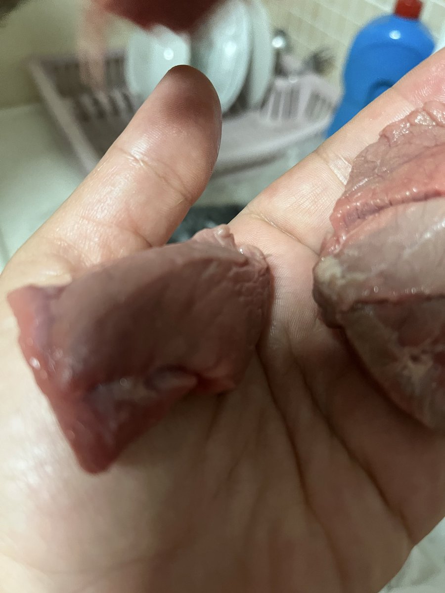 celik_kar's tweet photo. @Migros_Turkiye @MSanalMarket Makroonline’den aldığım etler kokmuş,morarmış olarak geldi tabi ki her zamanki gibi ilgilenen yok bu etleri insan yiyor bu nasıl hizmet https://t.co/gbUzAO5HPg