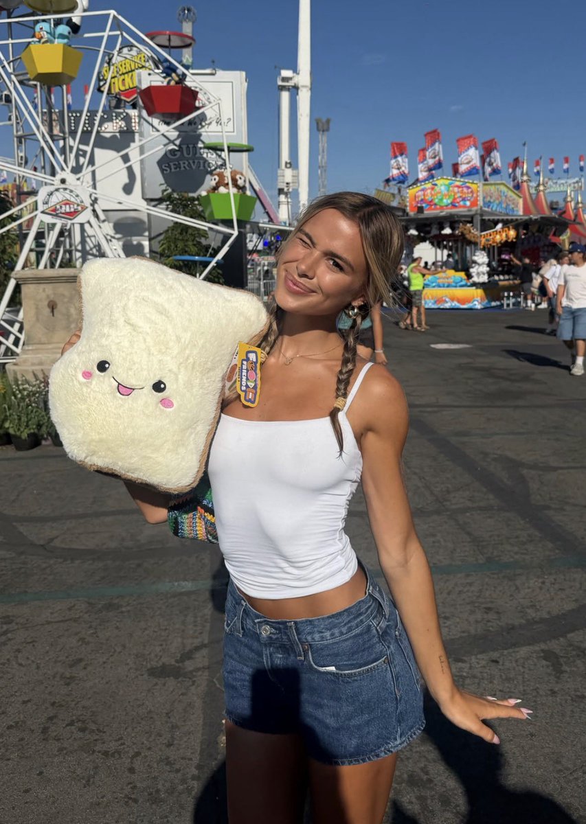 leyvanoelle's tweet photo. fave thing at the fair? 🎡🎟️🎠 https://t.co/RYu8rpS1cW