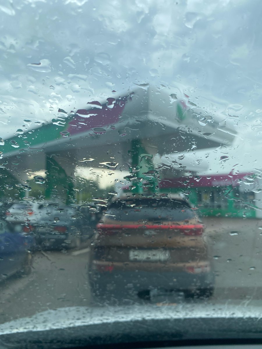 immink_william's tweet photo. In #Moskou lijkt de benzine crisis inmiddels voorbij. Ik heb nog niet getankt sinds ik terug ben uit Oedmoertië, maar er staan nergens meer lange rijen en overal is er benzine. De prijs ligt zo rond de 72 roebel voor EUR95, wel iets duurder dan eerder. https://t.co/Syye0EKlXk