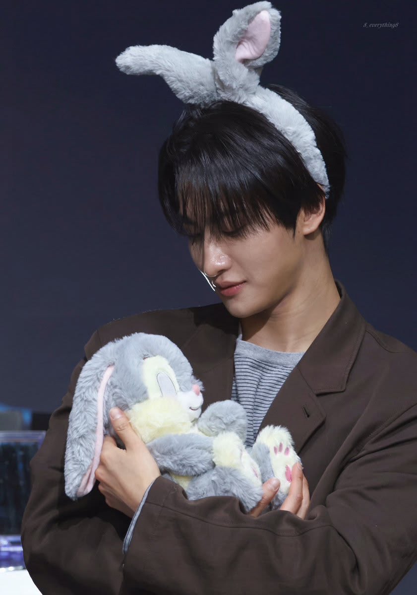 AM2THL1U's tweet photo. you’ll never guess how he would treat a bunny https://t.co/hsUamSTPLW