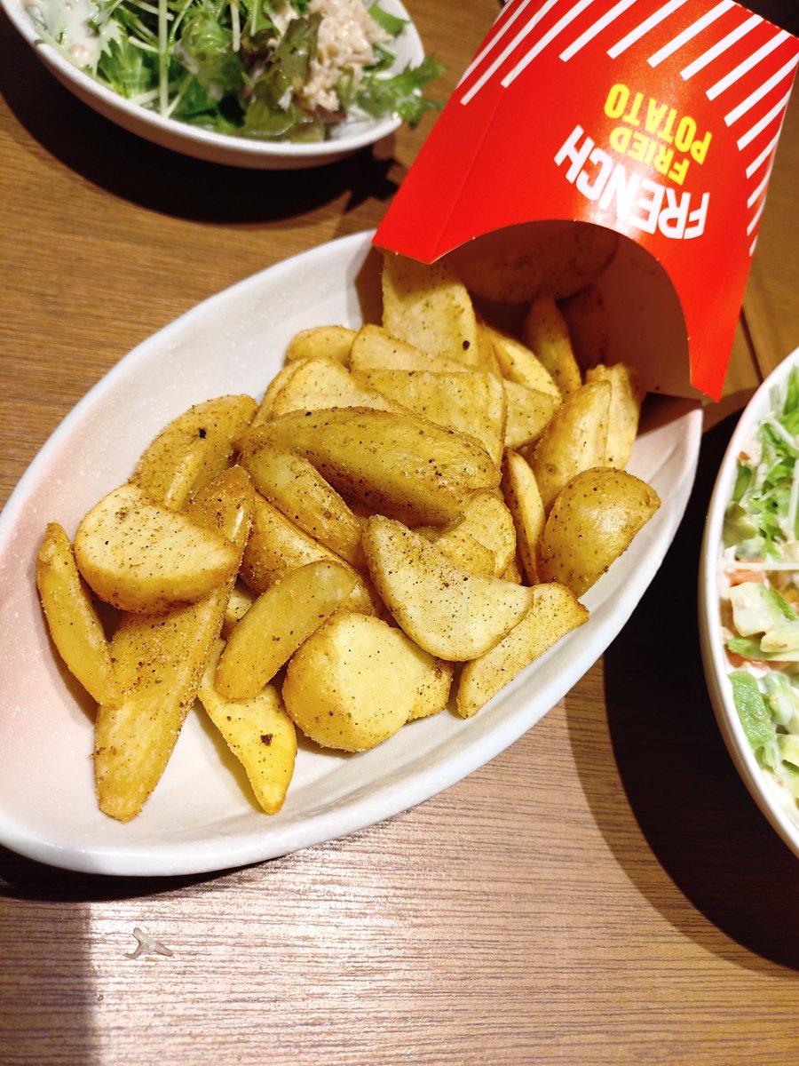 sharkjaws0302's tweet photo. 飲み会😆
#白ワイン
#サラダ
#ポテトフライ https://t.co/olYJkjQINg