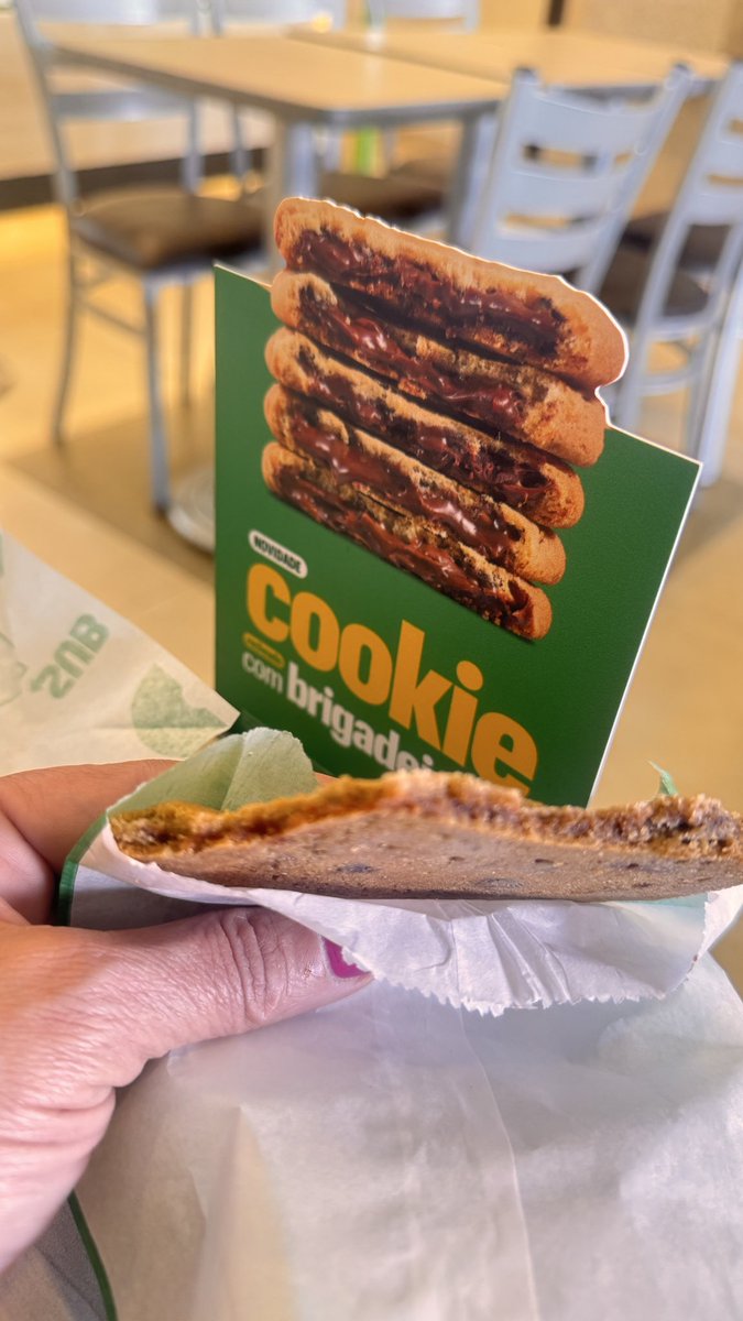 LedaCripa's tweet photo. Que bela porcaria hein @SubwayBrasil ? O novo cookie de brigadeiro seco! https://t.co/58udRWuzeZ