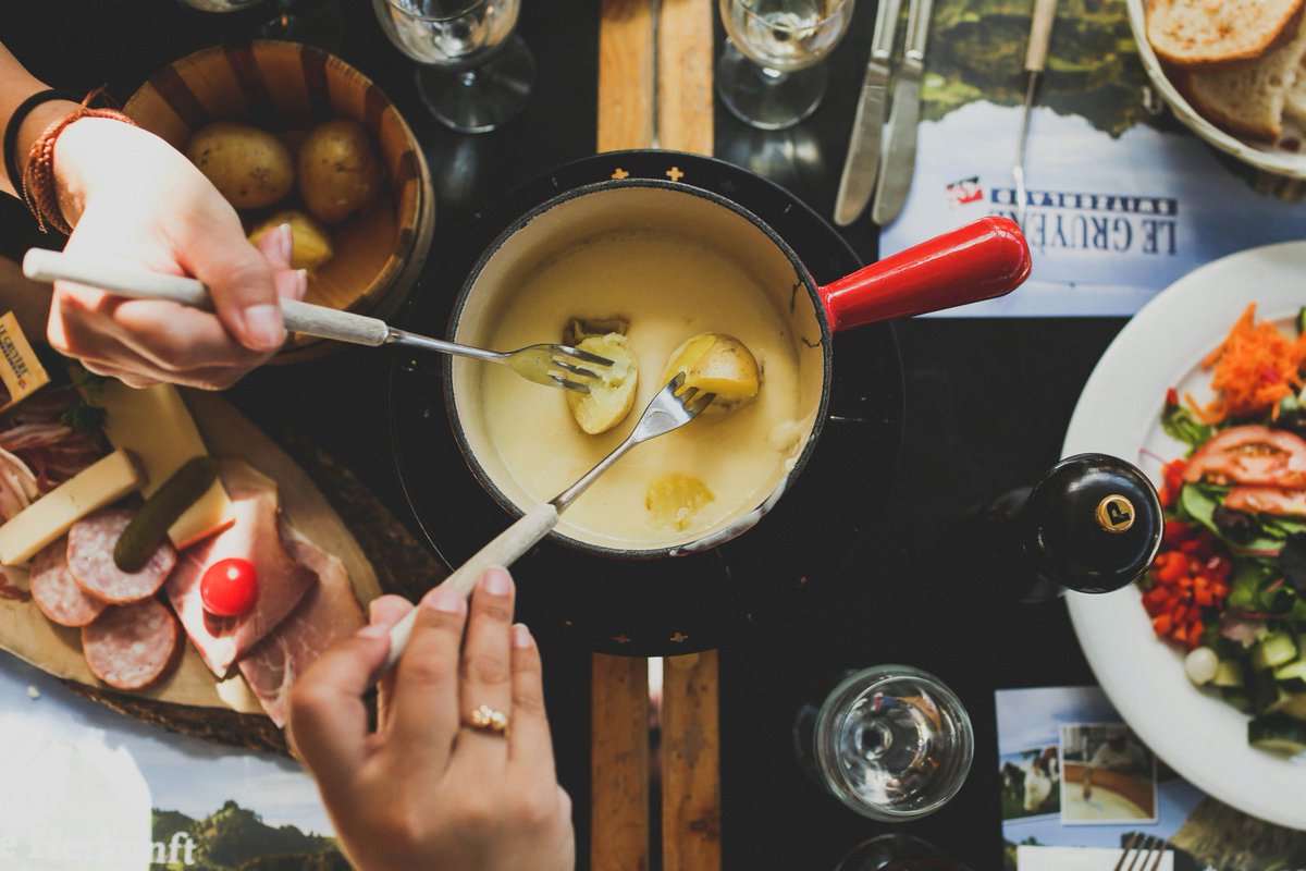SchweizLove's tweet photo. Gemeinsames Fondue in Gruyères — eine Tradition rund um den Gruyère, die seit Jahrhunderten verbindet.

#Gruyeres #Schweiz #Kaese #Fondue #Gabeln https://t.co/Nz5WMnfHQL