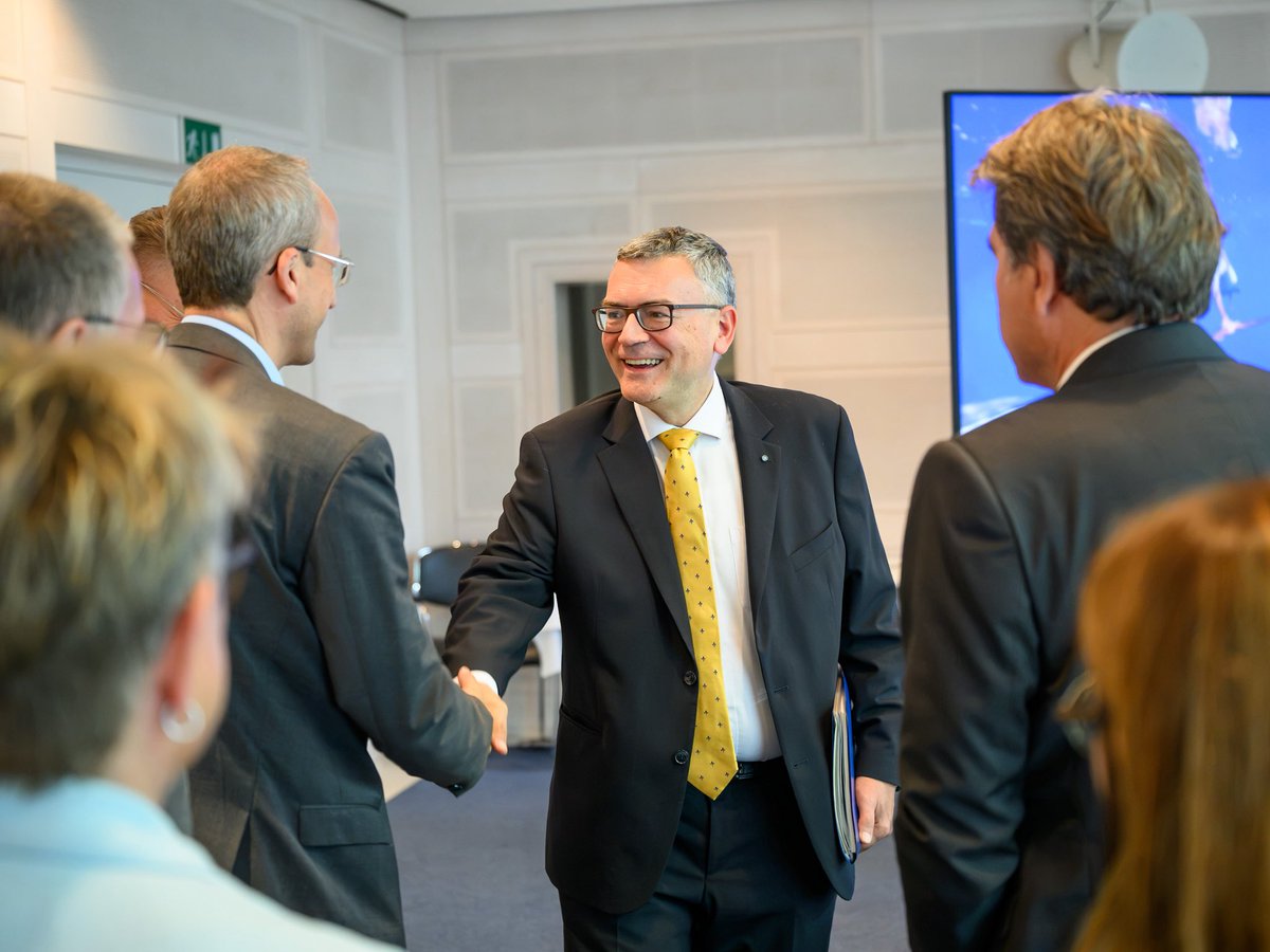 fwhfreising's tweet photo. Radio ist für Bayern ein wichtiges Medium - für lokale Information, regionale Identität, schnelle Orientierung in Krisenlagen und für Meinungsvielfalt vor Ort! Habe mich darum heute gerne beim Round Table „Zukunft des Radios“ mit den Radioverbänden, landesweiten UKW-Anbietern und der Bayerischen Landeszentrale für neue Medien in der Staatskanzlei ausgetauscht: Privater Hörfunk steht unter erheblichem wirtschaftlichen und technischen Veränderungsdruck. Veränderte Werbemärkte, digitale Konkurrenz, Verbreitungsfragen und die Frage, wie lokale und regionale Angebote auch künftig tragfähig bleiben, beschäftigen die Branche. Es ist wichtig, die unterschiedlichen Perspektiven zu hören und zu verstehen, wo der größte Handlungsbedarf liegt. Ein direkter Austausch wie beim heutigen Round Table ist dafür unerlässlich!