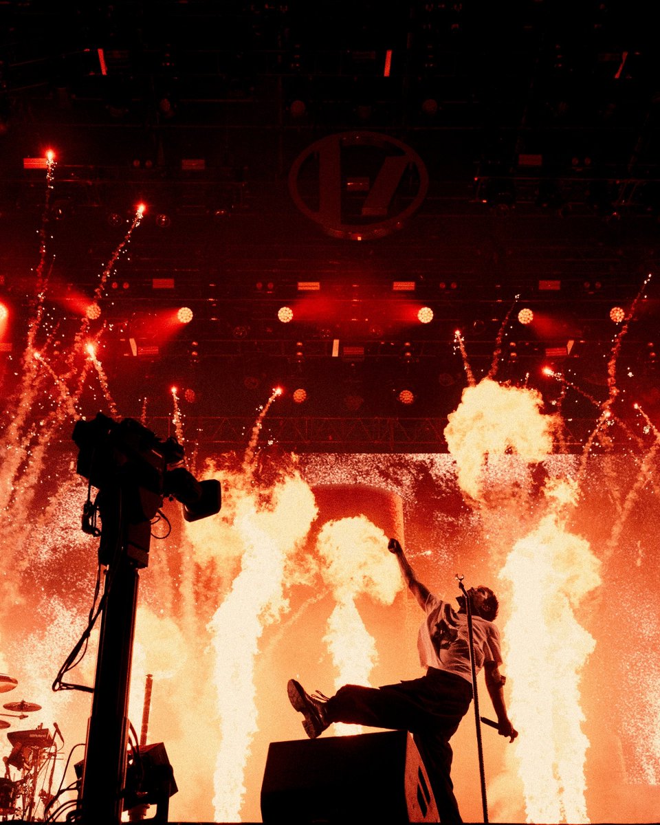 TOPUPDATERS's tweet photo. "our short break from festivals is almost over, back at it with osheaga friday. bring it."
via @/twentyonepilots on Instagram 
1/5 https://t.co/hN8idbQ4O8