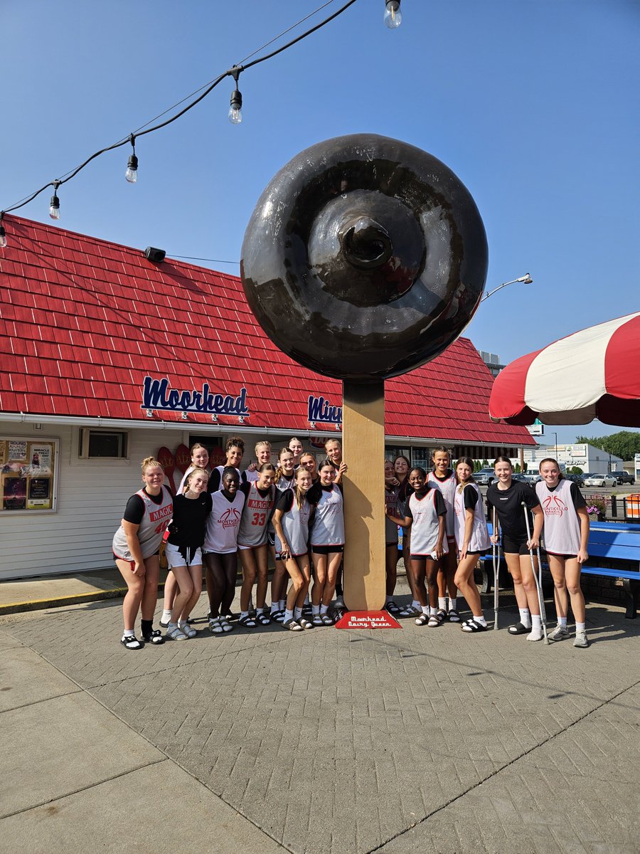 MontiGirlsBBall's tweet photo. As our summer session comes to an end, we went to @MSUMoorhead and did some team bonding, scrimmages, and even made time for a stop at the World's Largest Dilly Bar! https://t.co/6lFKfcmRwB