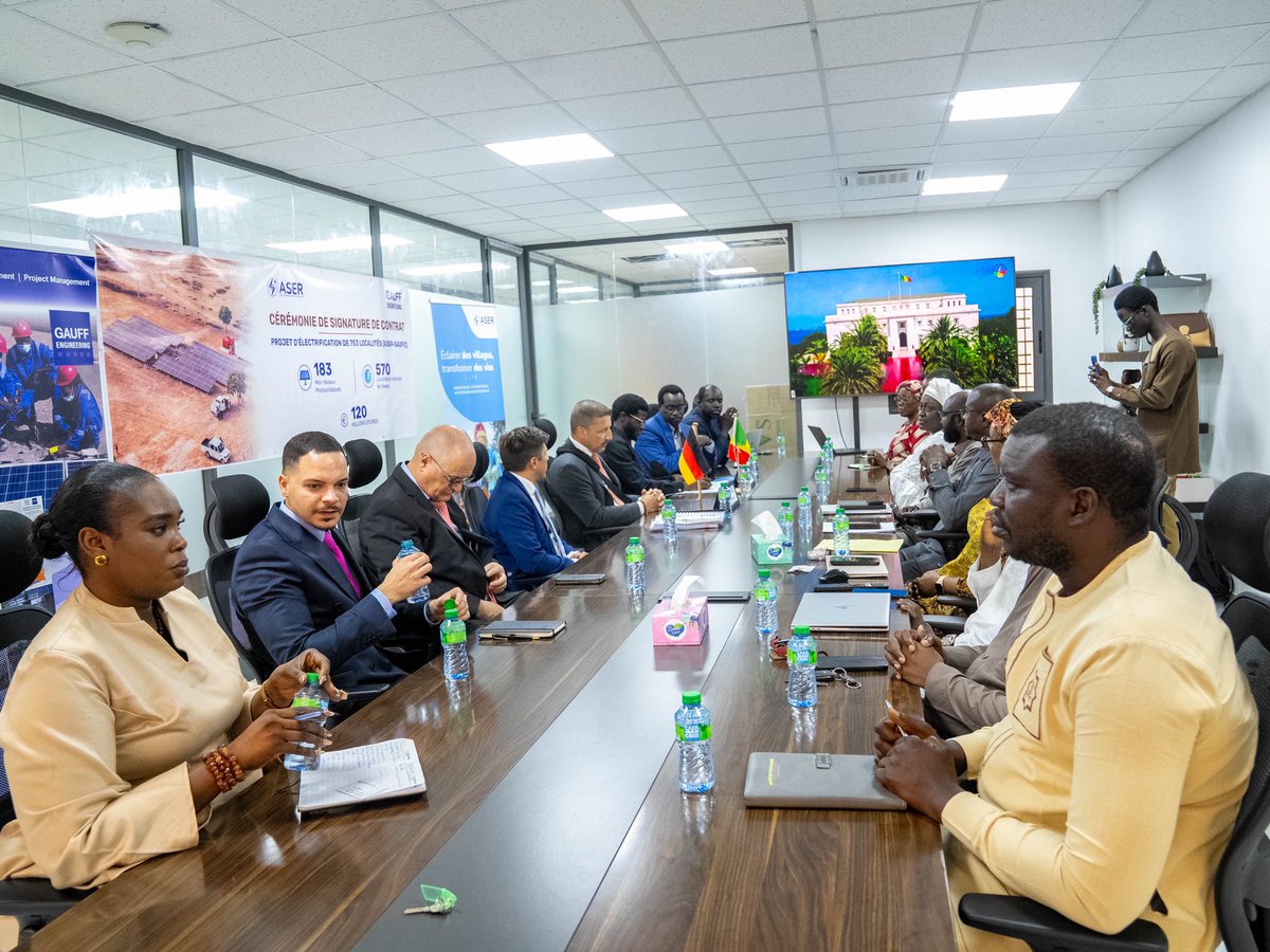 senejeanmichel's tweet photo. Ce lundi 27 juillet 2026, nous avons signé, avec 𝐌. 𝐑𝐨𝐦𝐚𝐢𝐧 𝐂𝐇𝐀𝐑𝐋𝐎𝐓, Directeur Afrique de GAUFF, le contrat commercial d'un montant global de 𝟏𝟐𝟎 𝐦𝐢𝐥𝐥𝐢𝐨𝐧𝐬 𝐝'𝐞𝐮𝐫𝐨𝐬 (𝟕𝟖 𝐦𝐢𝐥𝐥𝐢𝐚𝐫𝐝𝐬 𝐝𝐞 𝐅𝐂𝐅𝐀) marquant le lancement de la deuxième phase du projet 𝐀𝐒𝐄𝐑-𝐆𝐀𝐔𝐅𝐅. 

Cette nouvelle phase témoigne de la vitalité de la coopération 𝐬𝐞́𝐧𝐞́𝐠𝐚𝐥𝐨-𝐚𝐥𝐥𝐞𝐦𝐚𝐧𝐝𝐞 et s’inscrit dans le prolongement d’une première phase entièrement achevée, dont les 𝐫𝐞́𝐬𝐮𝐥𝐭𝐚𝐭𝐬 𝐨𝐧𝐭 𝐥𝐚𝐫𝐠𝐞𝐦𝐞𝐧𝐭 𝐝𝐞́𝐩𝐚𝐬𝐬𝐞́ 𝐥𝐞𝐬 𝐨𝐛𝐣𝐞𝐜𝐭𝐢𝐟𝐬 𝐢𝐧𝐢𝐭𝐢𝐚𝐥𝐞𝐦𝐞𝐧𝐭 𝐟𝐢𝐱𝐞́𝐬.
Elle traduit l’engagement du gouvernement du Sénégal en faveur de l’accès universel à l’électricité à l’horizon 2029 et prévoit : 
- l’électrification d’au moins 𝟕𝟓𝟑 𝐯𝐢𝐥𝐥𝐚𝐠𝐞𝐬;
- l’installation de 𝟏𝟖𝟑 𝐦𝐢𝐧𝐢-𝐜𝐞𝐧𝐭𝐫𝐚𝐥𝐞𝐬 𝐬𝐨𝐥𝐚𝐢𝐫𝐞𝐬;
- le 𝐫𝐚𝐜𝐜𝐨𝐫𝐝𝐞𝐦𝐞𝐧𝐭 𝐝𝐞𝐬 𝐦𝐞́𝐧𝐚𝐠𝐞𝐬 et la réalisation des 𝐢𝐧𝐬𝐭𝐚𝐥𝐥𝐚𝐭𝐢𝐨𝐧𝐬 𝐢𝐧𝐭𝐞́𝐫𝐢𝐞𝐮𝐫𝐞𝐬;
- l’allocation de 5 % du financement soit 𝟒 𝐦𝐢𝐥𝐥𝐢𝐚𝐫𝐝𝐬 𝐝𝐞 𝐅 𝐂𝐅𝐀, en faveur des 𝐚𝐜𝐭𝐢𝐯𝐢𝐭𝐞́𝐬 𝐠𝐞́𝐧𝐞́𝐫𝐚𝐭𝐫𝐢𝐜𝐞𝐬 𝐝𝐞 𝐫𝐞𝐯𝐞𝐧𝐮𝐬, afin que l’électricité soit également un levier d’opportunités économiques. 

Notre mission est de 𝐟𝐚𝐢𝐫𝐞 𝐝𝐞 𝐥'𝐞́𝐥𝐞𝐜𝐭𝐫𝐢𝐟𝐢𝐜𝐚𝐭𝐢𝐨𝐧 𝐫𝐮𝐫𝐚𝐥𝐞 𝐮𝐧 𝐯𝐞́𝐫𝐢𝐭𝐚𝐛𝐥𝐞 𝐦𝐨𝐭𝐞𝐮𝐫 𝐝'𝐢𝐧𝐜𝐥𝐮𝐬𝐢𝐨𝐧 𝐬𝐨𝐜𝐢𝐚𝐥𝐞 𝐞𝐭 𝐝𝐞 𝐝𝐞́𝐯𝐞𝐥𝐨𝐩𝐩𝐞𝐦𝐞𝐧𝐭 économique pour nos territoires.

Merci à nos partenaires allemands ainsi qu’aux équipes de l’ASER pour le travail remarquable qui a rendu possible la signature de ce contrat.