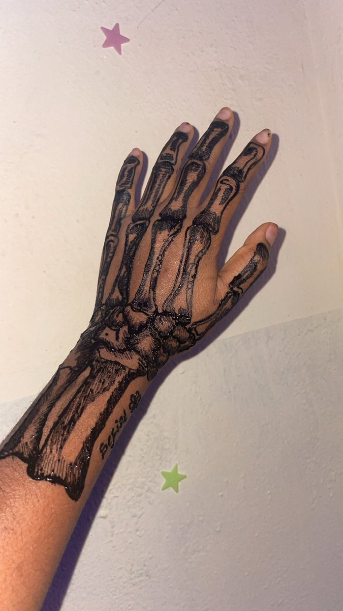 Sefiatm2's tweet photo. Did this henna art on my self 
Giving main character vibe 😎 https://t.co/rw60OsUEfm
