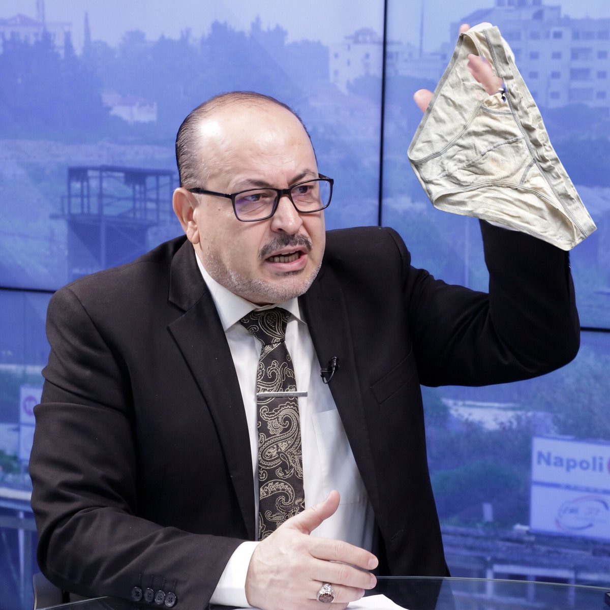 dimensios4's tweet photo. @farag_nassar_ مطالبين بعودة صاحب الكلسون !🤔
#سوريا_الجديدة 
#القائد_احمد_الشرع https://t.co/DYmqWSOERS