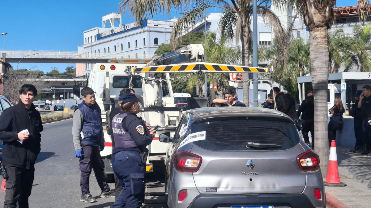 leoguevara80's tweet photo. #Cordoba #FueAnticipo después de horas de permanecer "atrincherado" arriba de su auto se entregó el conductor de Uber y los inspectores municipales le llevaron secuetrado el vehículo, además labraron tres actas con multas. Emanuel no tiene trabajo y 3 hijos. Movil @radiomitrecba. https://t.co/uDZ84svLy7