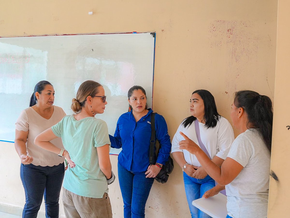 NuviaVega2's tweet photo. Acompañé en la inspección previa al inicio de obra en la Unidad Educativa Nuevo Rocafuerte, en Aguarico, junto a la Gobernadora @Alexavicencio86, la directora distrital de Educación, Verónica Reyes, y el equipo técnico. 🏫
#NuviaVegaAsambleísta #Aguarico #Orellana https://t.co/F61JQSY6ZP