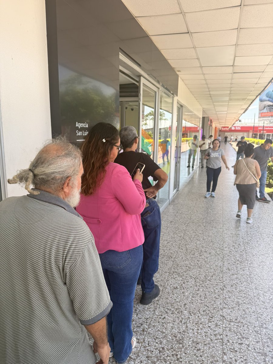 GabooGuz's tweet photo. @bancoagricolasv Hola solo quiero denunciar que en la Agencia San Luis los protocolos de ingreso se basan en la decisión de el vigilante habiendo sillas disponibles tienen hasta personas de la tercera edad afuera ya enviare si logo entrar como si hay disponibilidad #burocacia https://t.co/Dq2xkz7MQR
