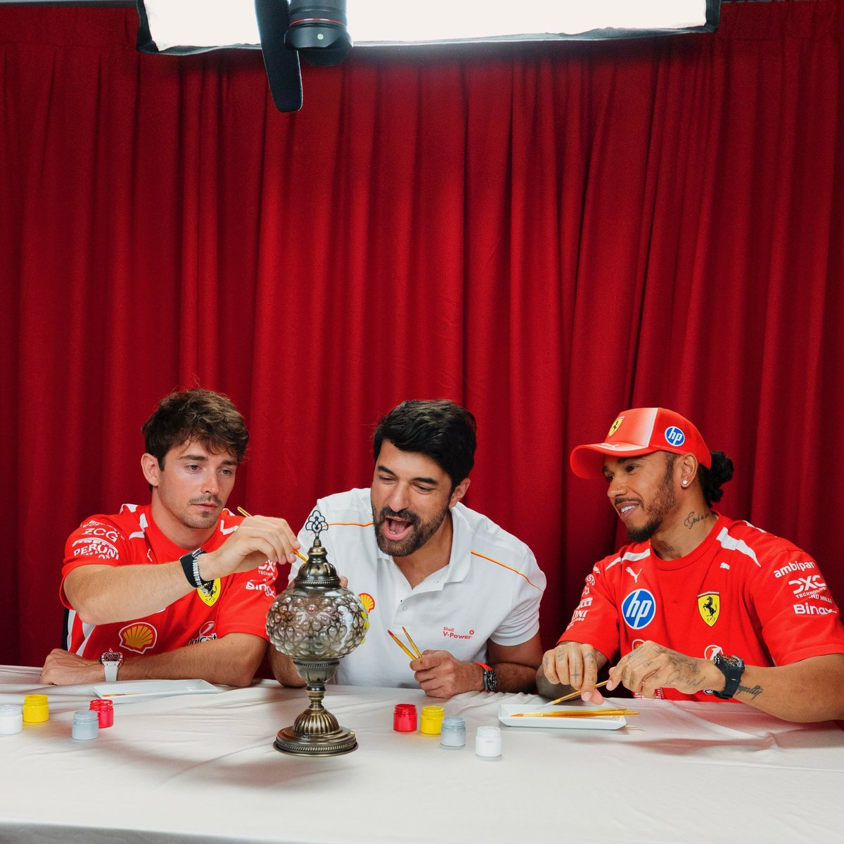 ClariziaMarika's tweet photo. Che meraviglia !!😍📷
Engin insieme a Charles Leclerc e Lewis Hamilton 
❤️💛🏎
#EnginAkyürek 
#ShellVPowerGames https://t.co/IXBsWcxs6S