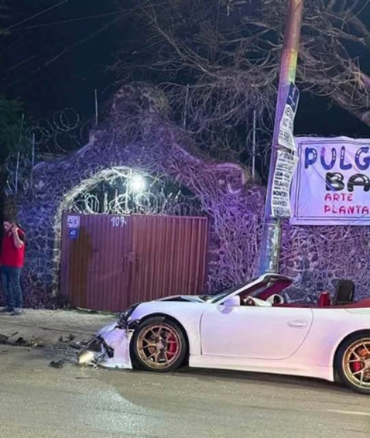 EnterateMor24's tweet photo. #Entérate🚨Durante este fin de semana, un Porsche quedó destrozado cuando impactó otro vehículo a exceso de velocidad en el cruce de avenida Teopanzolco y calle Amacuzac, en la colonia Vista Hermosa de Cuernavaca. https://t.co/OB4yg0WYo9
