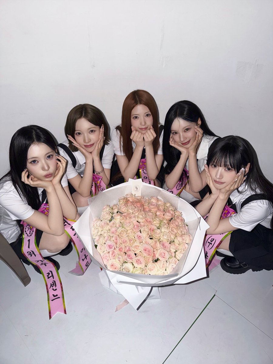 geojegyaru's tweet photo. rescene's director gifted them a bouquet of 100 roses for love attack 1st win and woni was scared to ask if it was actually 100 roses so she tried to count them and then gave up 😭😭 https://t.co/rSHAWpKZXX