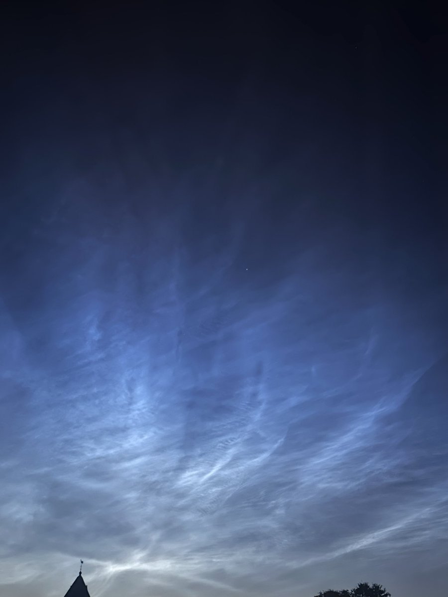 davendsarah's tweet photo. Stunning 😍 space clouds aka noctilucent clouds https://t.co/SbBvz9K85x