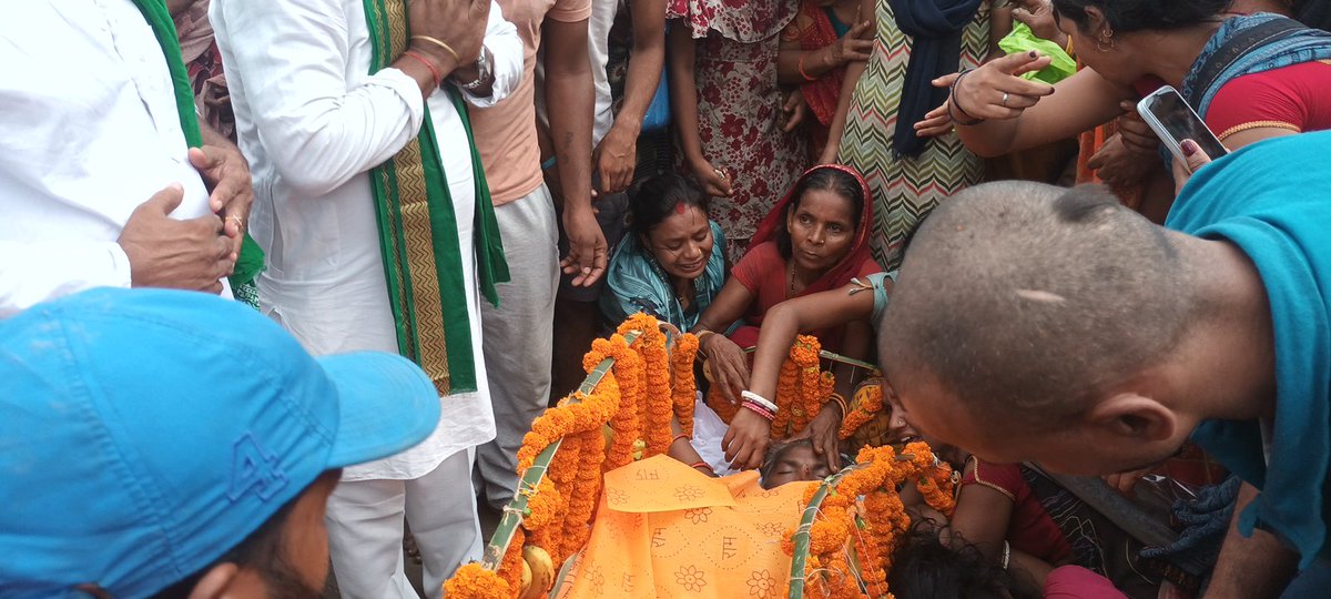 rjdkumarrupesh's tweet photo. मंसूरचक युवा राजद प्रखंड अध्यक्ष, छोटे भाई Virendra Yadav जी के माता जी का हृदय गति रुकने से आकस्मिक निधनों उपरांत उनके आवास पर पहुंच कर पार्थिव शरीर पर पुष्प अर्पित कर श्रद्धा सुमन अर्पित किया।
ईश्वर दिवंगत आत्मा को शांति प्रदान करें .
विनम्र श्रद्धांजलि 🙏 
नमन 🙏 https://t.co/Iit72O8Edc