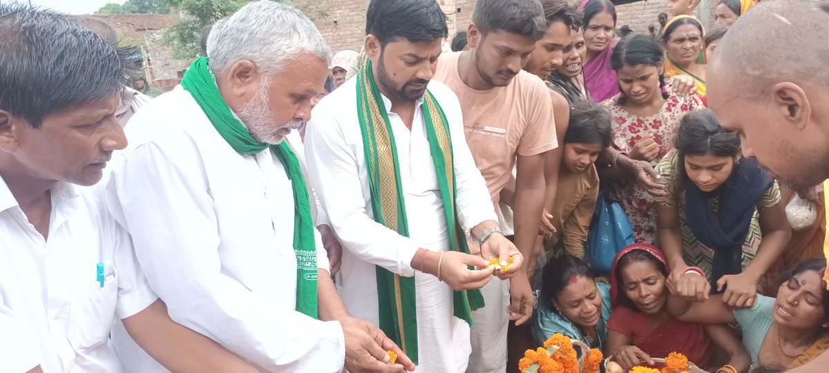 rjdkumarrupesh's tweet photo. मंसूरचक युवा राजद प्रखंड अध्यक्ष, छोटे भाई Virendra Yadav जी के माता जी का हृदय गति रुकने से आकस्मिक निधनों उपरांत उनके आवास पर पहुंच कर पार्थिव शरीर पर पुष्प अर्पित कर श्रद्धा सुमन अर्पित किया।
ईश्वर दिवंगत आत्मा को शांति प्रदान करें .
विनम्र श्रद्धांजलि 🙏 
नमन 🙏 https://t.co/Iit72O8Edc