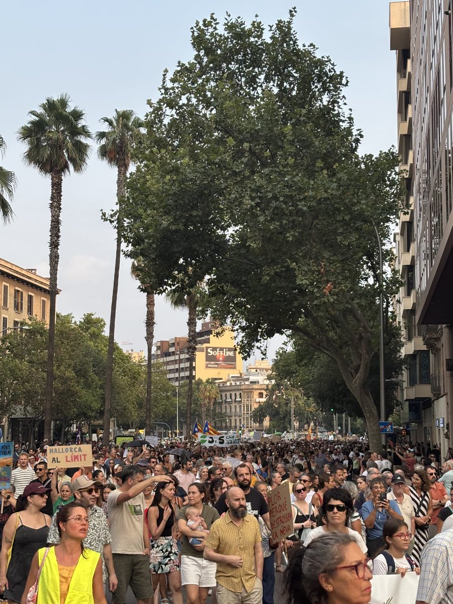 Arran_jovent's tweet photo. ❌🏖️ Ahir, més de 70 mil persones vam omplir els carrers de Palma en una mobilització històrica contra la turistificació de l'illa.

Una mobilització que va acabar amb càrregues policials, ferides i una detinguda.

Contra la turistificació i la repressió, organització popular! https://t.co/qEggYcRQOQ