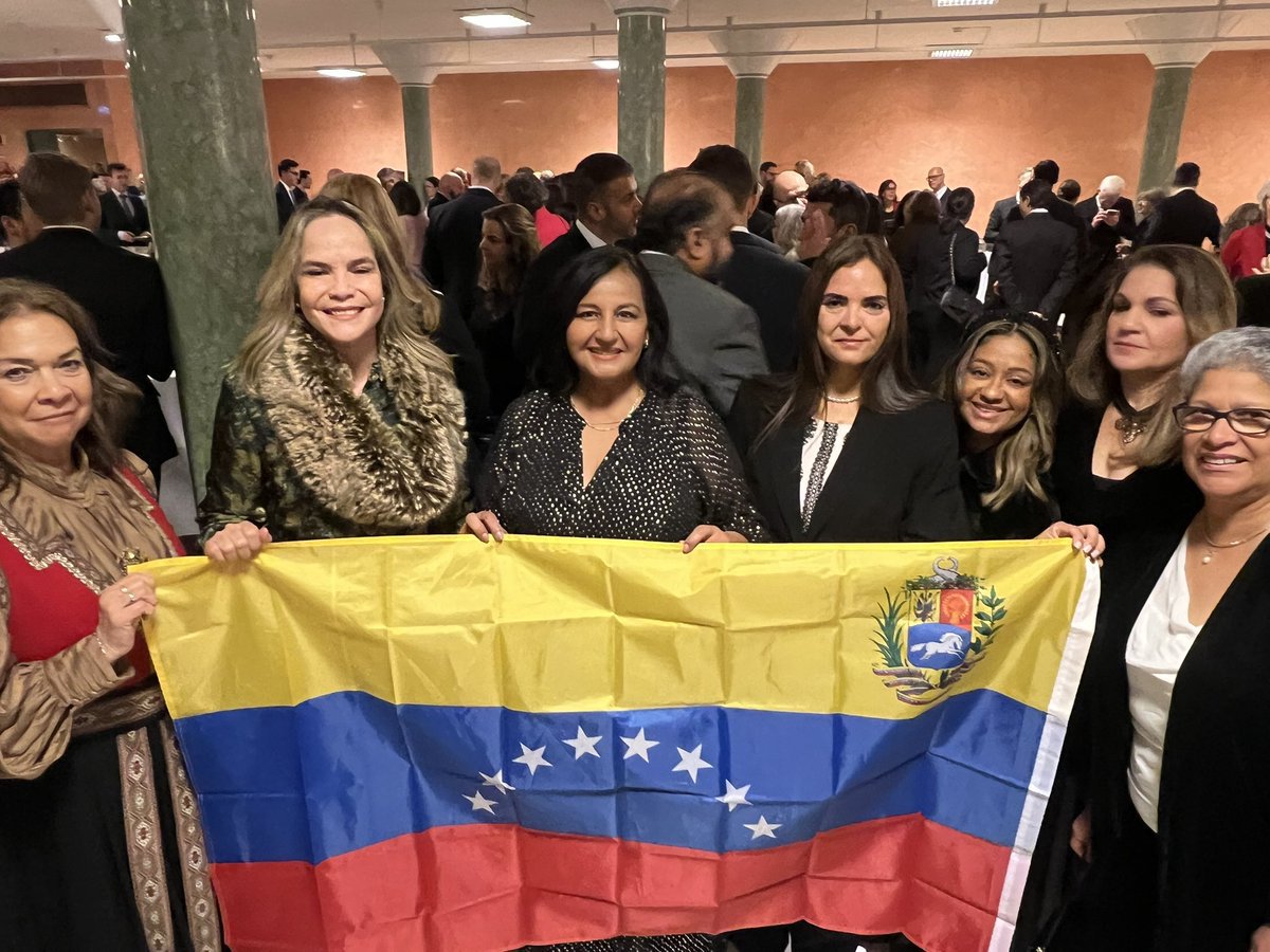 Rosmarbr's tweet photo. Representación de la oposición en la ceremonia en Roma de JGH, ceremonia en Oslo del Premio Nobel de la Paz. En todas está Dinorath Figuera. 
Ahora la odian. Ustedes siguen creyendo en toda esta gente. Una porquería todos, mentirosos, oportunistas y ladrones. https://t.co/TiWyPOU46u