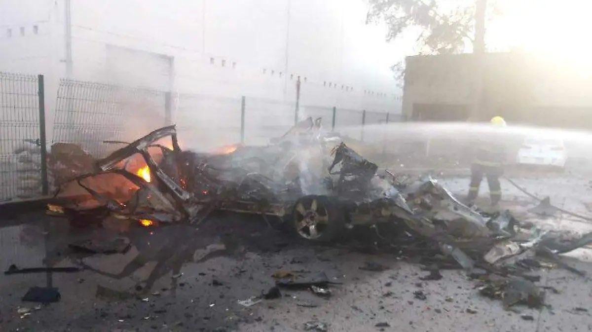 lineamx's tweet photo. 🚨❗️Tres agentes de la Guardia Civil Estatal mueren tras explosión de vehículo en #LaPila, #SanLuisPotosí 

Tres elementos de la Guardia Civil Estatal murieron durante un patrullaje en la comunidad de Cerrito de la Cruz, en la delegación de La Pila.

Según los primeros reportes, los oficiales se acercaron a inspeccionar un vehículo abandonado que posteriormente explotó. De forma preliminar se menciona el uso de un coche bomba, aunque la Secretaría de Seguridad y Protección Ciudadana de San Luis Potosí no ha confirmado oficialmente esa línea de investigación.

El área fue acordonada y peritos de la Fiscalía General del Estado realizan las diligencias para esclarecer los hechos.