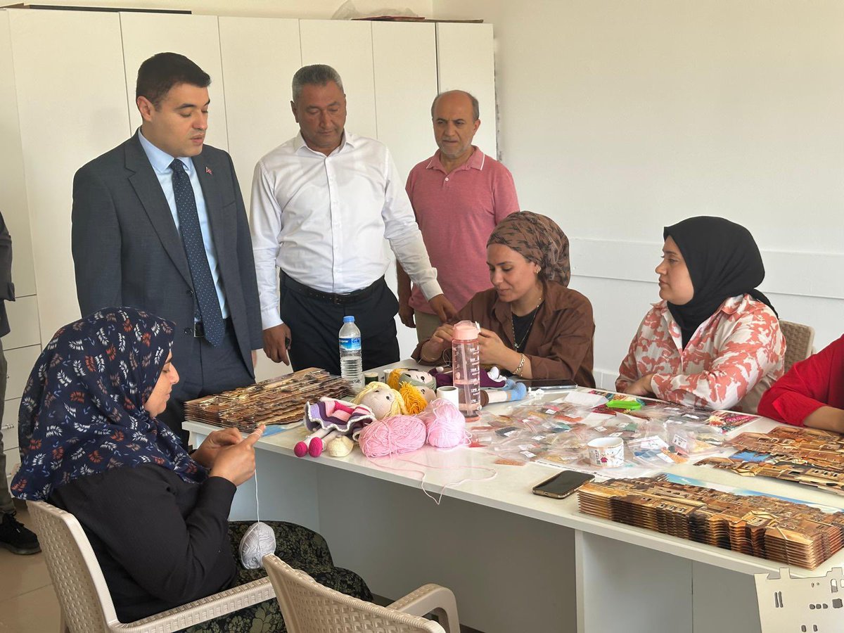 mazidagimem's tweet photo. Kaymakamımız Sayın Volkan ÖZER ile İlçe Millî Eğitim Müdürümüz Sayın Mehmet Şah AYDINER, Halk Eğitimi Merkezi Müdürlüğümüz bünyesinde açılan kursları ziyaret etti.

@tcmeb 
@Yusuf__Tekin
@Mardin_Valiligi
@cftcblnt
@mazidagkaymakam 
@Vknozer 
@ali_eyyupkoca 
@aydiner_sah https://t.co/tzQHrIQzCs