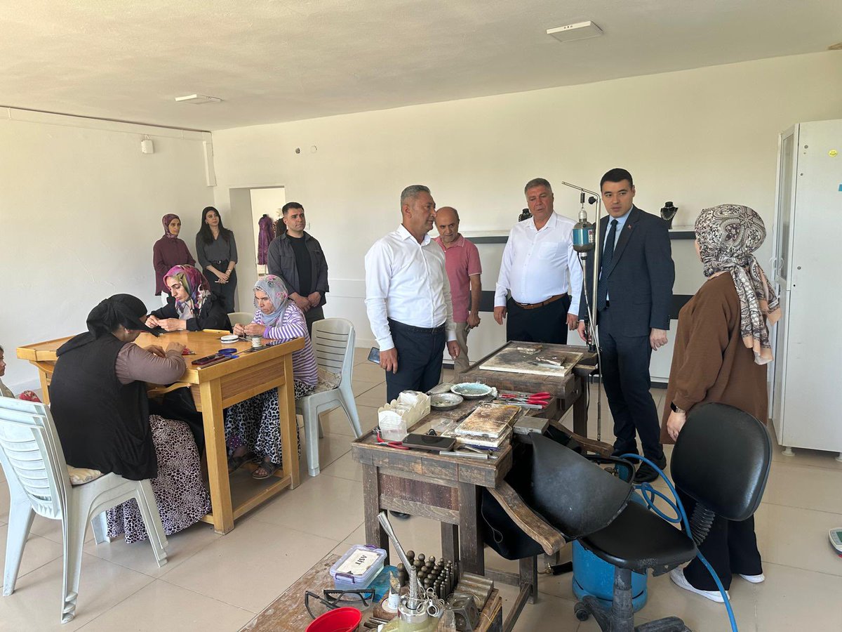mazidagimem's tweet photo. Kaymakamımız Sayın Volkan ÖZER ile İlçe Millî Eğitim Müdürümüz Sayın Mehmet Şah AYDINER, Halk Eğitimi Merkezi Müdürlüğümüz bünyesinde açılan kursları ziyaret etti.

@tcmeb 
@Yusuf__Tekin
@Mardin_Valiligi
@cftcblnt
@mazidagkaymakam 
@Vknozer 
@ali_eyyupkoca 
@aydiner_sah https://t.co/tzQHrIQzCs