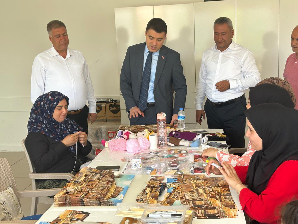 mazidagimem's tweet photo. Kaymakamımız Sayın Volkan ÖZER ile İlçe Millî Eğitim Müdürümüz Sayın Mehmet Şah AYDINER, Halk Eğitimi Merkezi Müdürlüğümüz bünyesinde açılan kursları ziyaret etti.

@tcmeb 
@Yusuf__Tekin
@Mardin_Valiligi
@cftcblnt
@mazidagkaymakam 
@Vknozer 
@ali_eyyupkoca 
@aydiner_sah https://t.co/tzQHrIQzCs