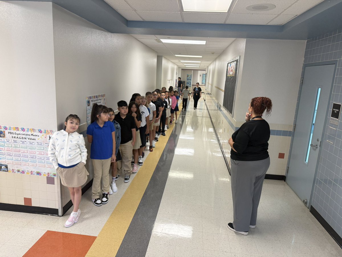 JonFlores_EP's tweet photo. Our Drugan Dragons are back! 1st day of school is always my favorite π. Thank you to @Americas_HS for sending your athletes today! #BuildingExcellenceTogether https://t.co/kihMHR30pV