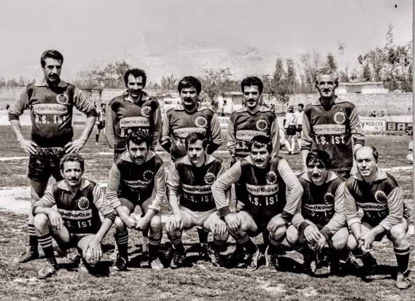 ikramkali's tweet photo. Van'ın ilk  parkını işleten, ilk bilardo salonunu açan,Van'ın kurtuluş gününden adını,Van Gölü, gökyüzünün mavisini kar ve Van kedisinin beyazından renklerini alan mavi beyaz  İkinisanspor'da forma giyen, efsane futbolculardan Ergül Koç hayatını kaybetti. 
Mekanı cennet olsun. https://t.co/B6NMjq7UpC