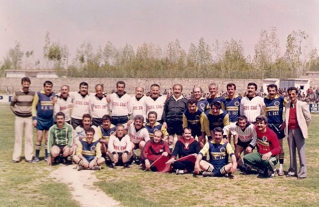 ikramkali's tweet photo. Van'ın ilk  parkını işleten, ilk bilardo salonunu açan,Van'ın kurtuluş gününden adını,Van Gölü, gökyüzünün mavisini kar ve Van kedisinin beyazından renklerini alan mavi beyaz  İkinisanspor'da forma giyen, efsane futbolculardan Ergül Koç hayatını kaybetti. 
Mekanı cennet olsun. https://t.co/B6NMjq7UpC