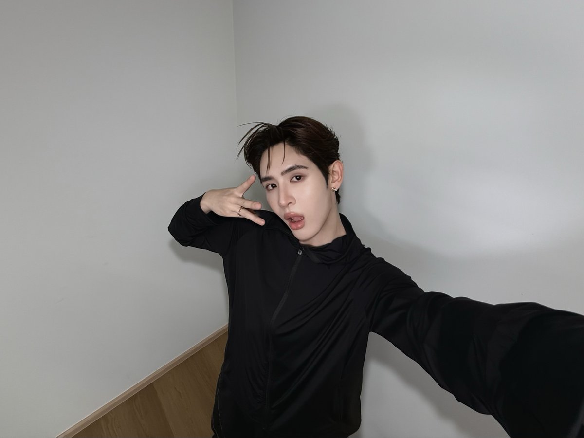MrFanboySeries's tweet photo. รักสุดใจนายแฟนบอย Mr. Fanboy Series 📸

Q33 เลิกกองแล้วจ้าาาา ก่อนจะกลับบ้านเจ๊ขอพาเด็ก ๆ มาในลุควัยรุ่นเทสดีแบบเจนซี (Gen Z) กันสักหน่อยยย ทั้งน้องเติร์ด น้องว่าน น้องไนน์ น้องเร็นจิ และน้องธามแต่ละคนคือโพสท่ามุมเจนซีกันสุดพลัง เจ๊เห็นแล้วหมั่นเขี้ยวว🤏🏻✨

ขอขอบคุณแฟนบอยส์และแฟนเกิร์ลส์ มากเลยน้า ที่คอยส่งกำลังใจให้นักแสดงของเจ๊มาตลอดฝันดีคร่าา💖

MR FANBOY Q33
#รักสุดใจนายแฟนบอยQ33