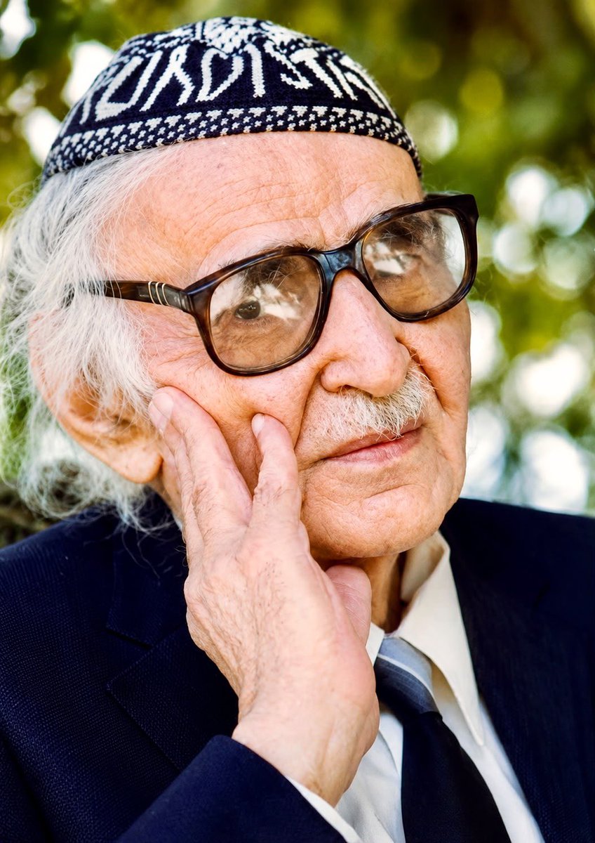 nizarAmede's tweet photo. في ذكرى رحيل شاعر العراق والعرب الأكبر محمد مهدي الجواهري، نستذكر قامةً أدبيةً ووطنيةً عظيمة أسهمت في صياغة جوانب عديدة من وجدان العراق الحديث. وإن من الوفاء لرموز الوطن أن يعود رفات شاعره الكبير  إلى الأرض التي أحبها وأحبته. ألم يحن الوقت ليحيي السفحَ عن قربٍ؟ لعلنا نهيئ لذلك أسبابه، ليحتضن العراق نهره الثالث.